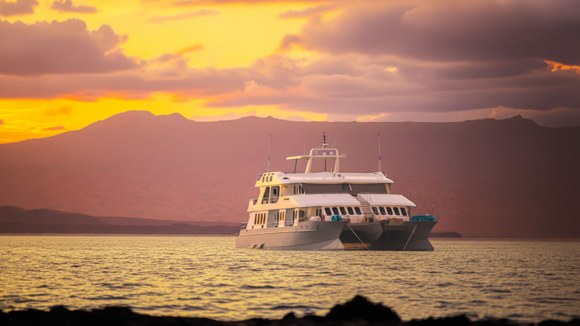 Kreuzfahrtschiff bei Sonnenuntergang, Galápagos