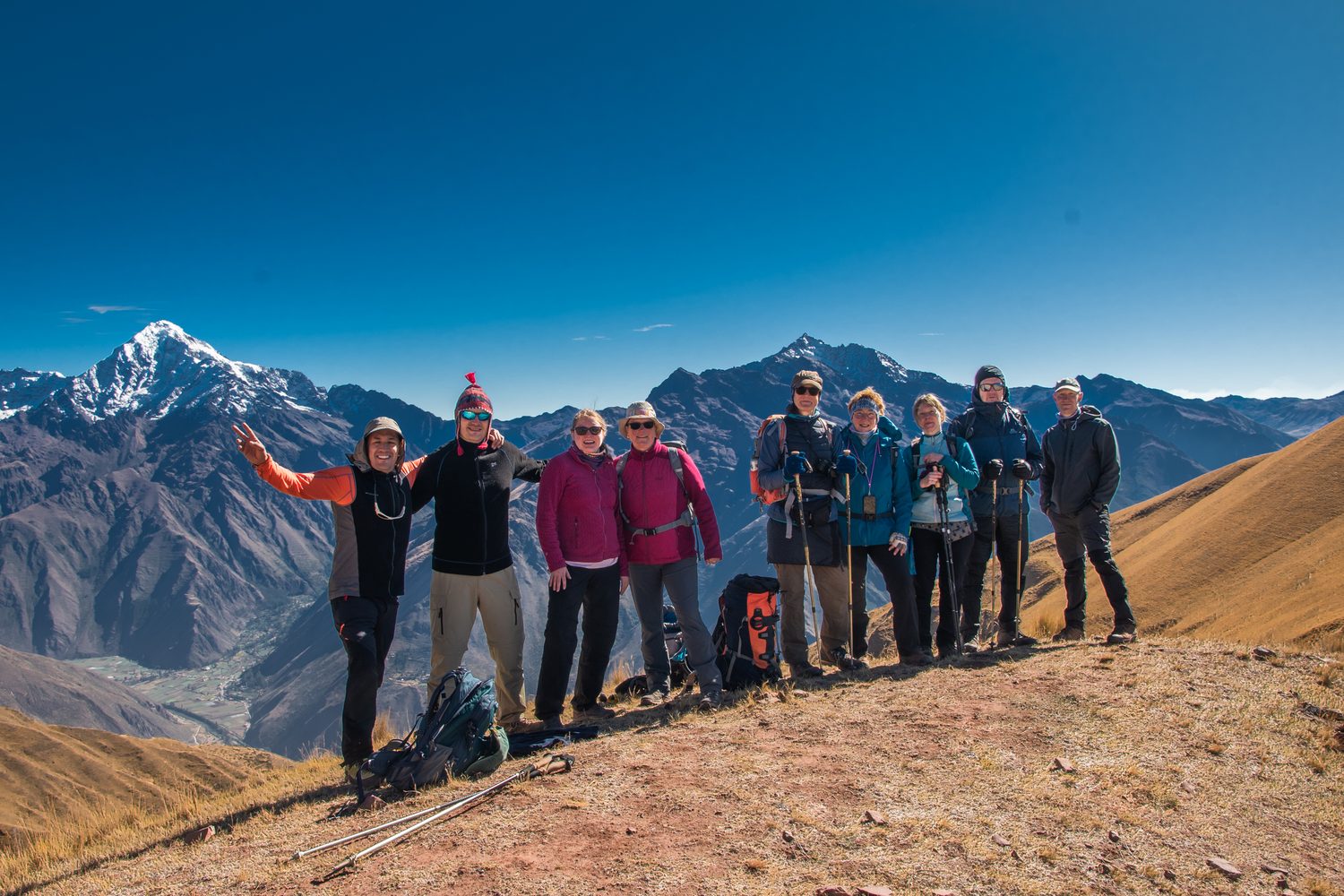 Wanderer auf dem Inka Experience Trail vor der Andenkordillere