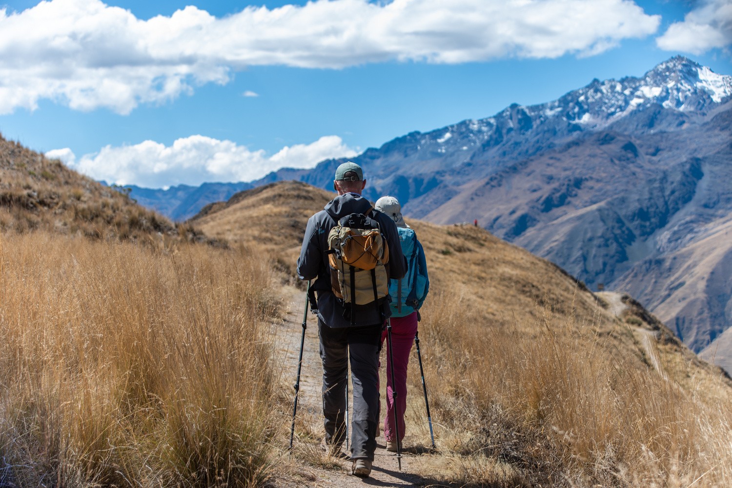 Wanderer auf dem Inka Experience Trail vor der Andenkordillere