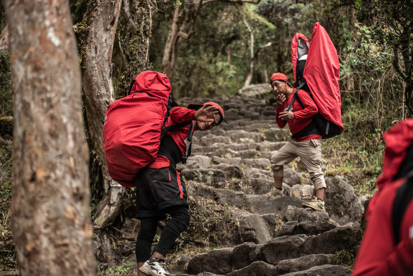 Träger mit Gepäck auf dem Inka Experience Trail